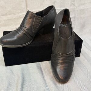 Yuu women’s size 10 black heeled booties scrunchie front elastic sides